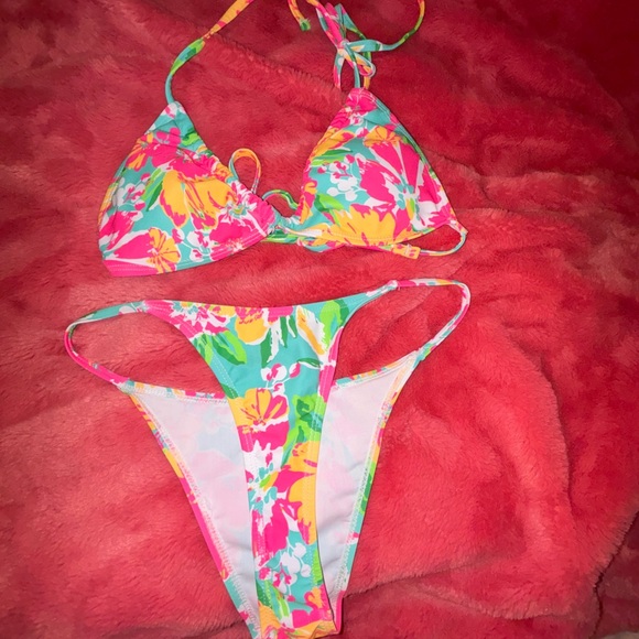 Vibrant Blue Bikini with Adjustable Straps and Quick-Dry Fabric - Picture 1 of 2